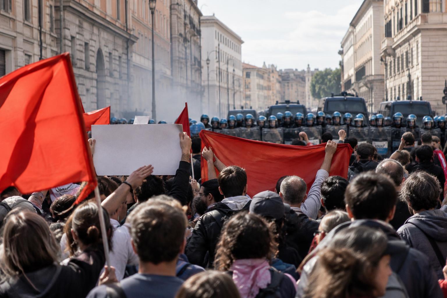 Manifestación multitudinaria en una avenida de Roma, con pancartas laborales sin textos legibles y un cordón policial al fondo, ambiente tenso y rostros no identificables.